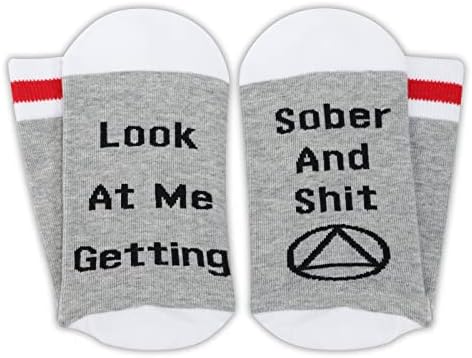 ג ' ניאפ 2 Pairs AA Sobriety Socks Alcoholics Anonymous Gifts Look at Me Getting Sober and Shit New Beginnings Gift